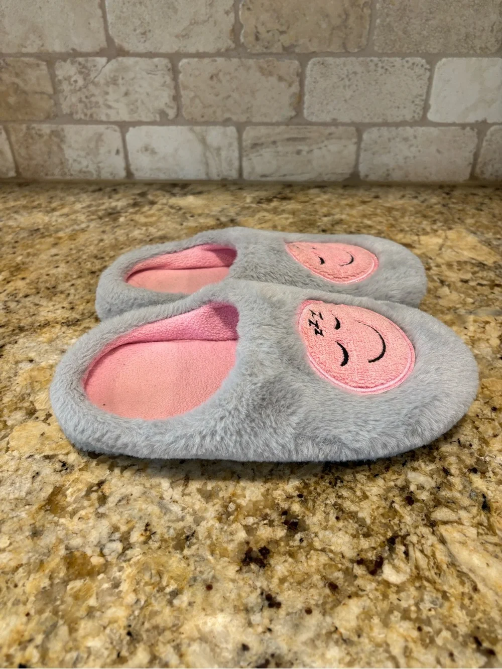 Wonder Nation Girls Fur Slip-On Slippers Smiley Face XL size 4-5